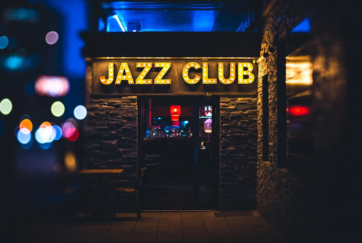 Jazz Club Eingang mit beleuchteter Schrift bei Nacht